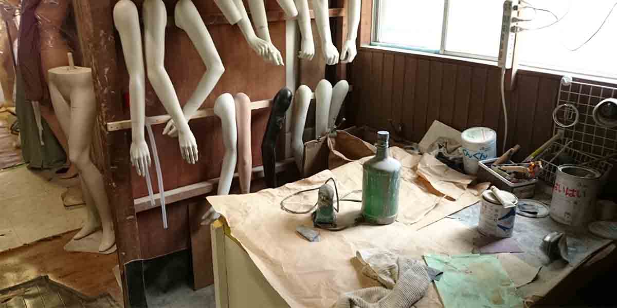 補修から塗装までお任せください マネキン修理現場の画像